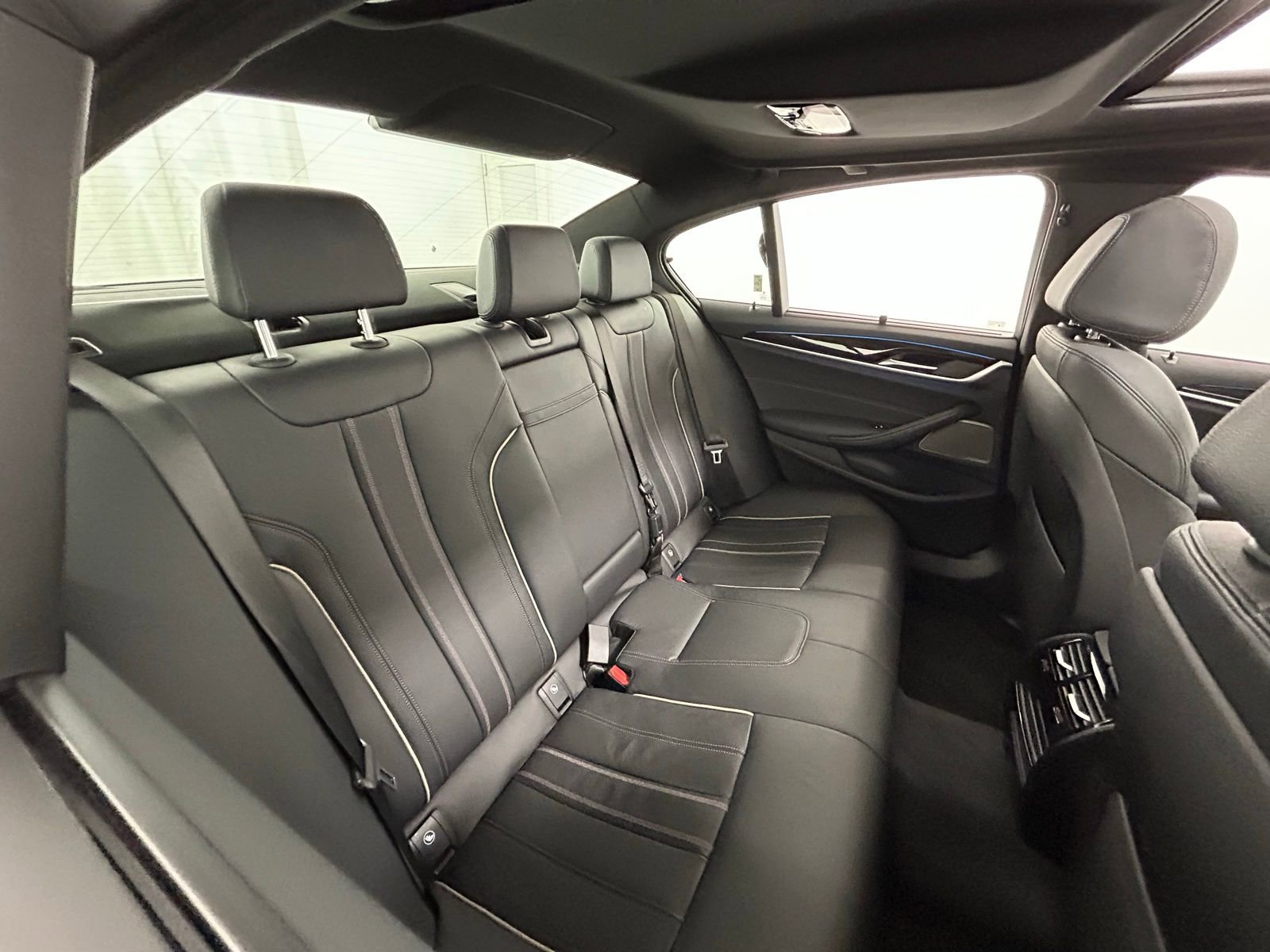 Used 2023 BMW 530e xDrive w/ Executive Package image 40