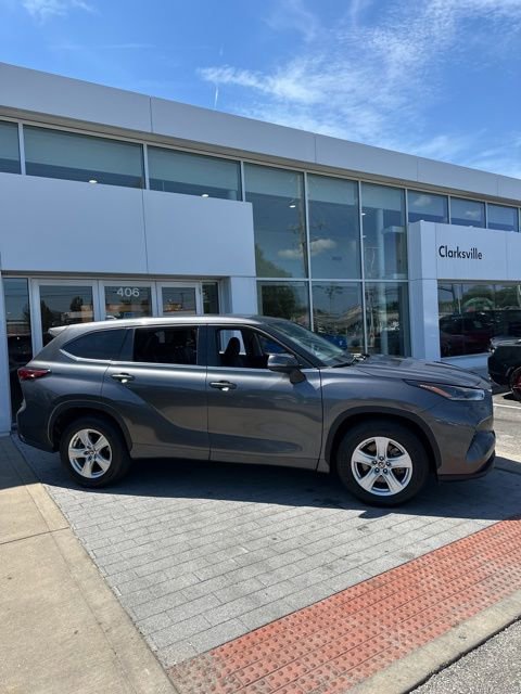 Used 2021 Toyota Highlander LE FWD image 4