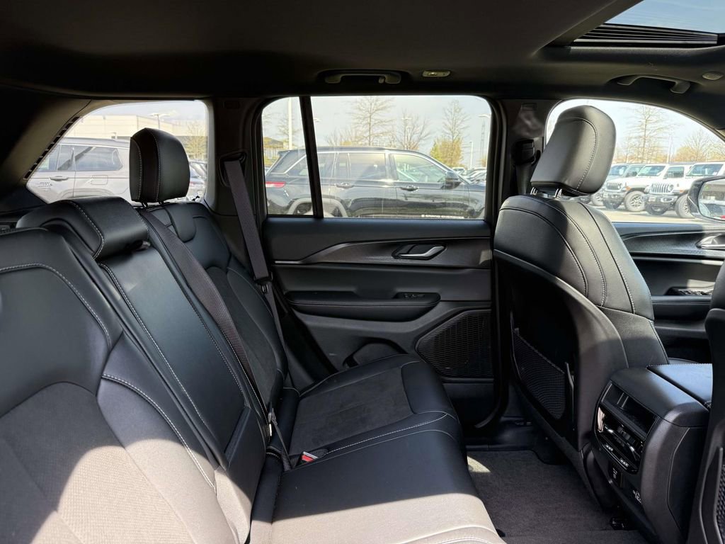 Certified 2025 Jeep Grand Cherokee Altitude AWD/4WD image 16