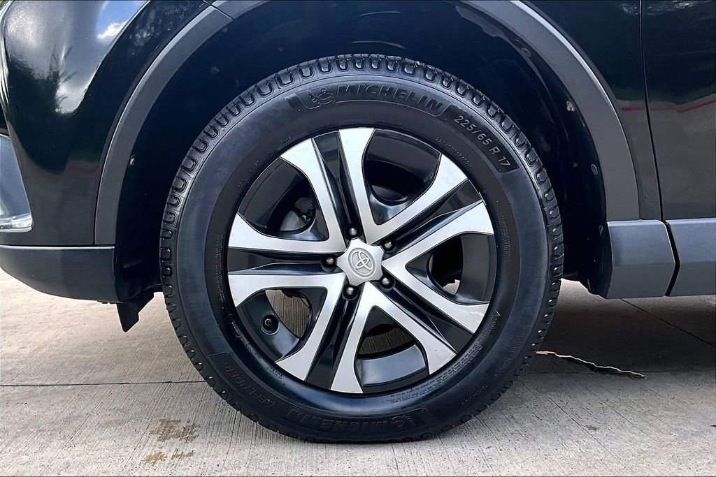 Used 2018 Toyota RAV4 LE image 12
