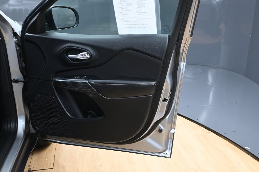 Used 2016 Jeep Cherokee Sport AWD/4WD image 26