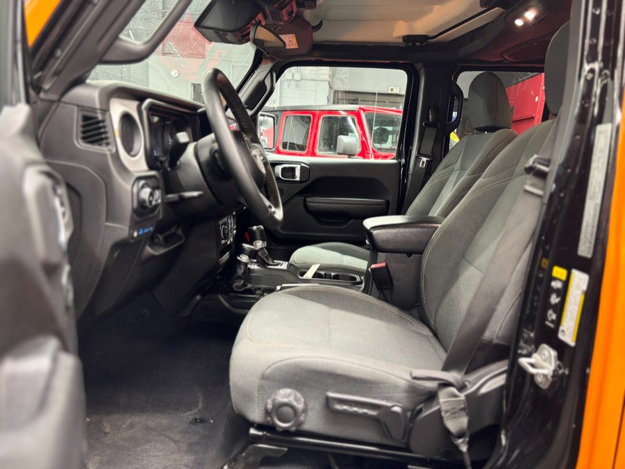 Used 2024 Jeep Wrangler Unlimited w/ Convenience Group AWD/4WD image 9