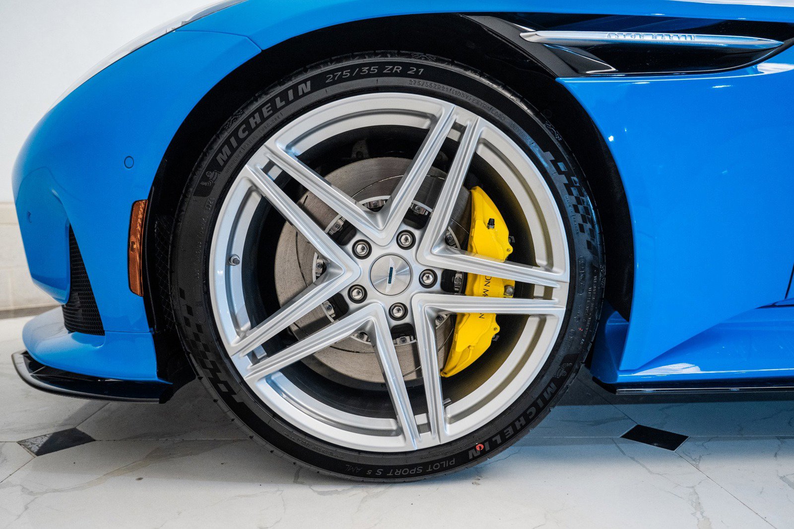 Used 2025 Aston Martin DB12 Volante image 4