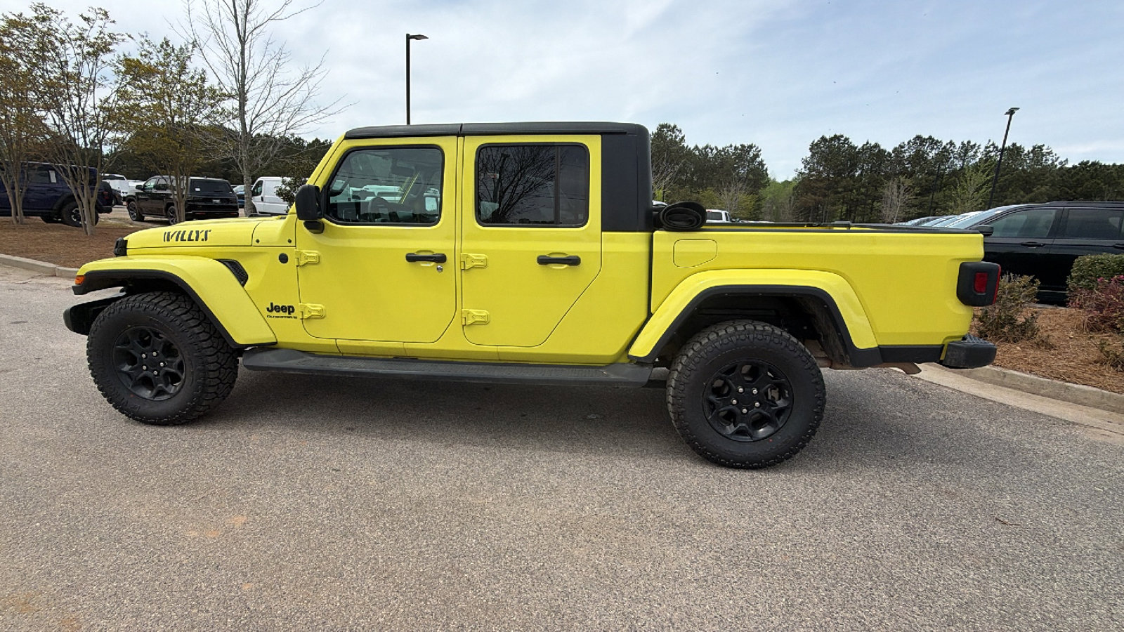 Used 2023 Jeep Gladiator Willys AWD/4WD image 11