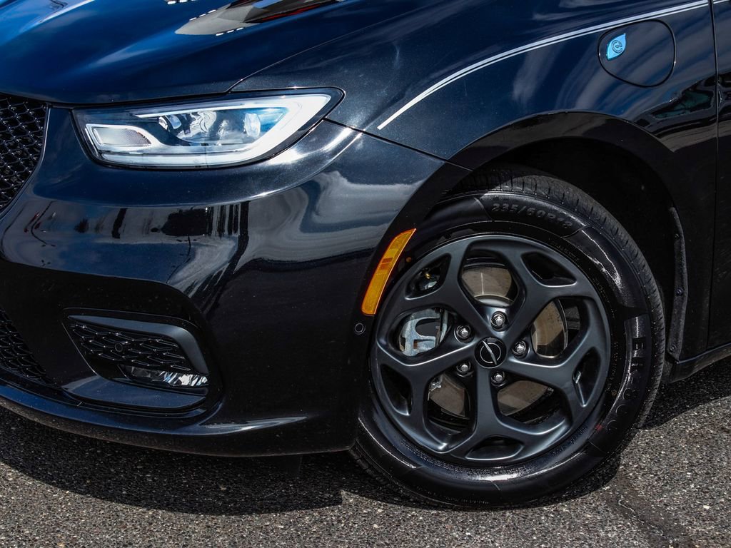 Used 2022 Chrysler Pacifica Touring-L w/ Uconnect Theater Family Group image 47