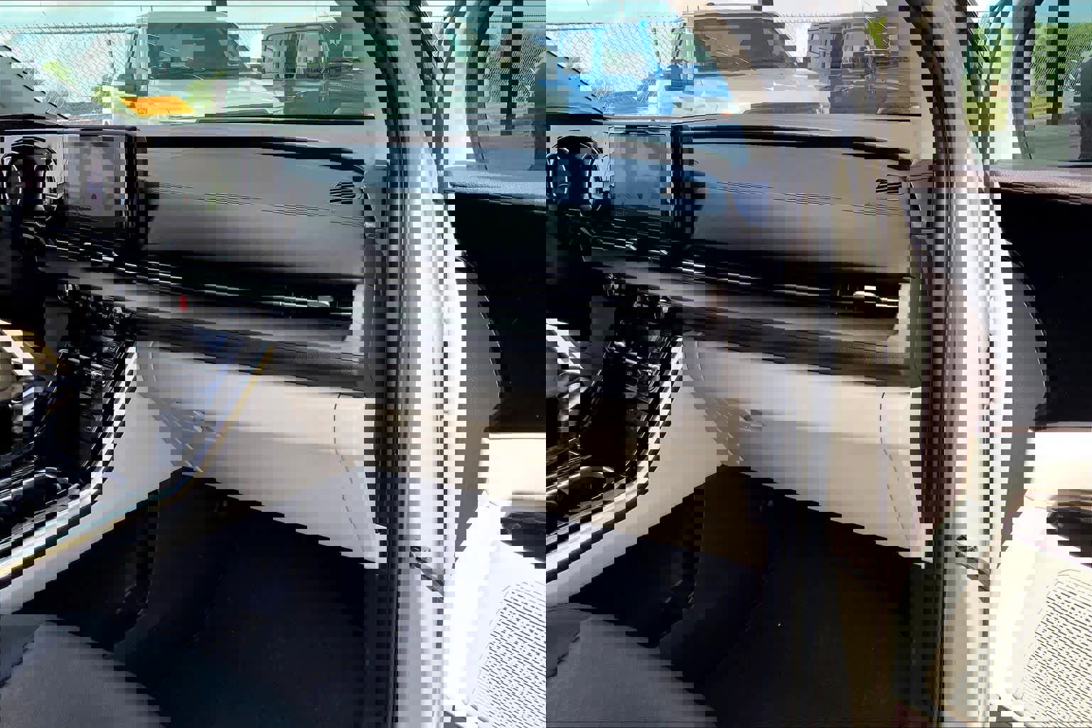 Used 2022 Kia Carnival EX image 17