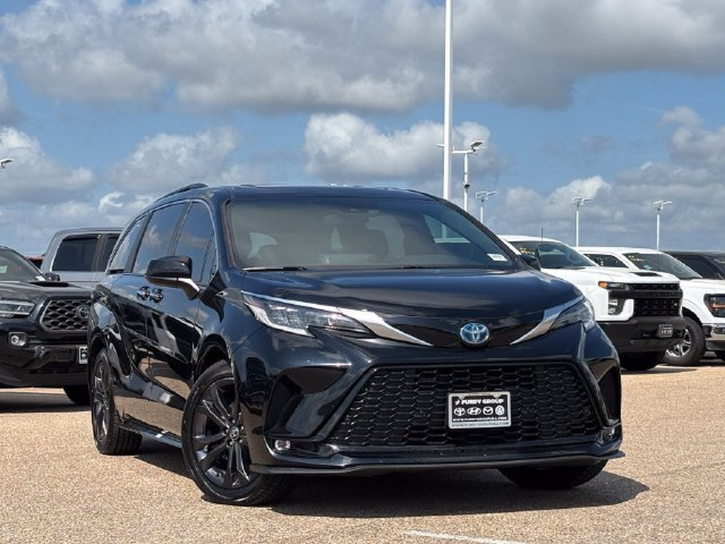 Certified 2024 Toyota Sienna XSE FWD image 1