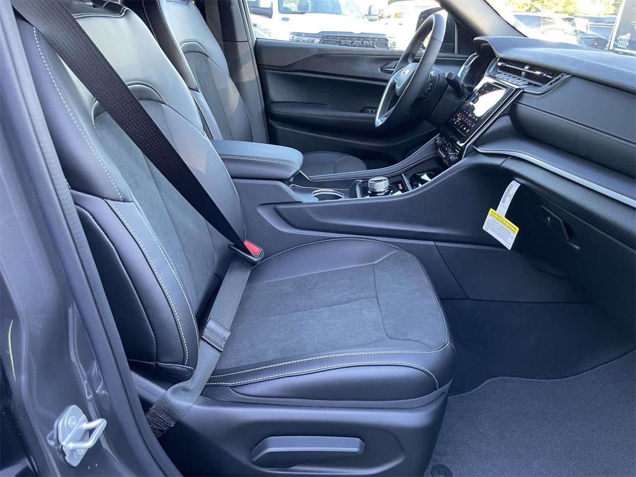 New 2025 Jeep Grand Cherokee Altitude image 32