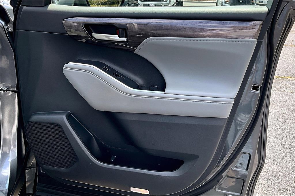 Used 2024 Toyota Highlander Limited image 24