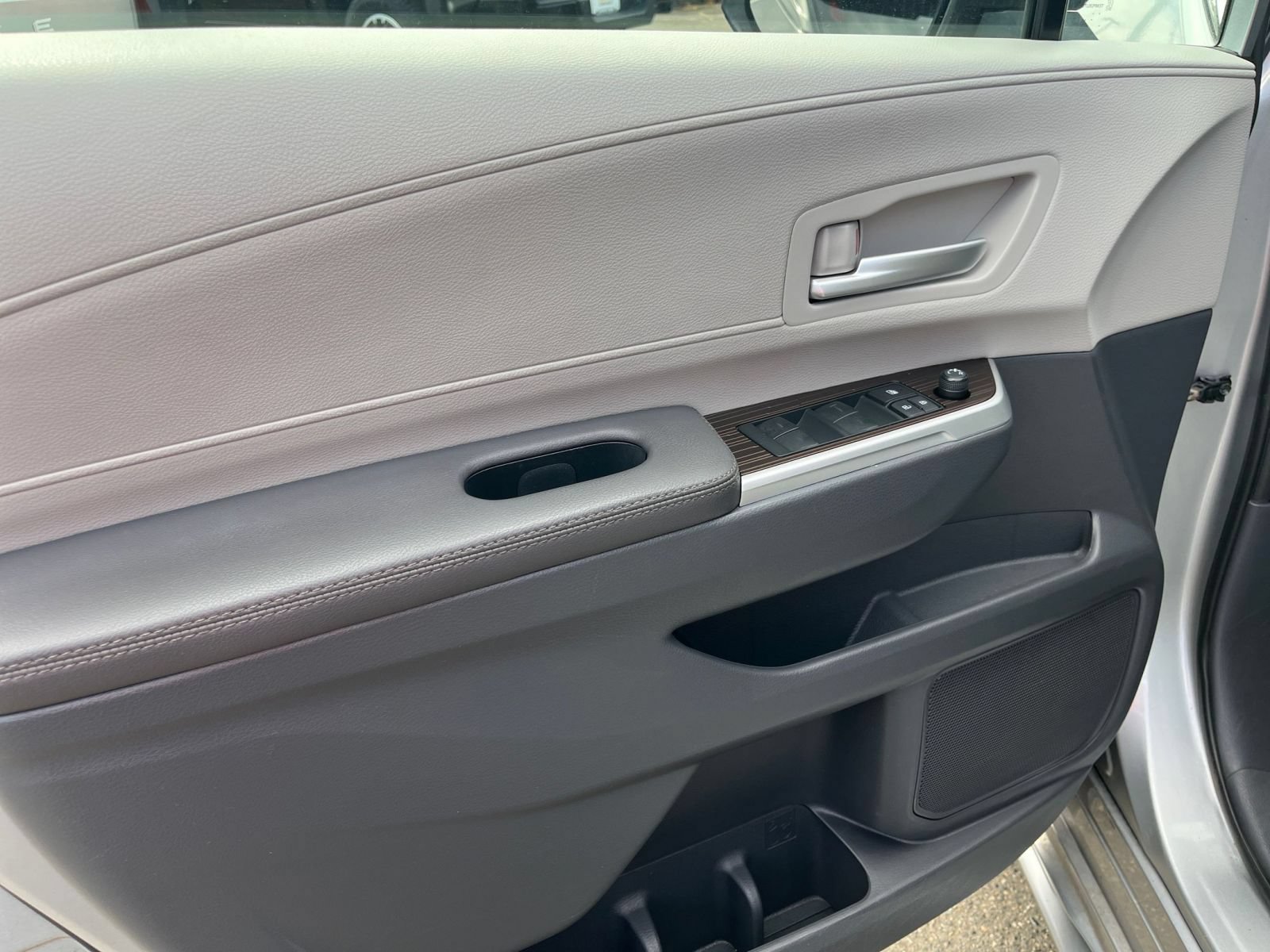 Used 2023 Toyota Sienna XLE FWD image 18