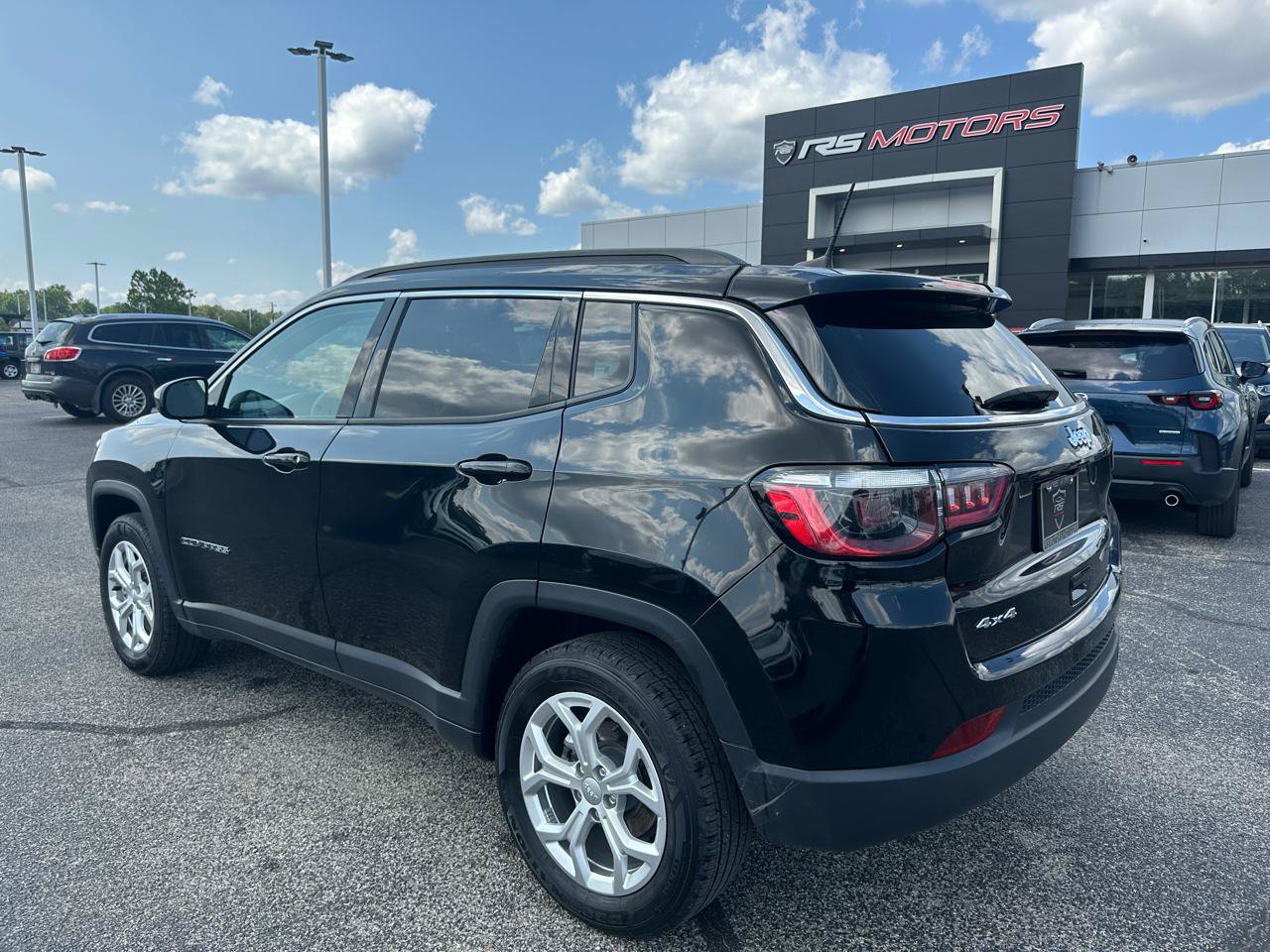 Used 2024 Jeep Compass Latitude AWD/4WD image 3