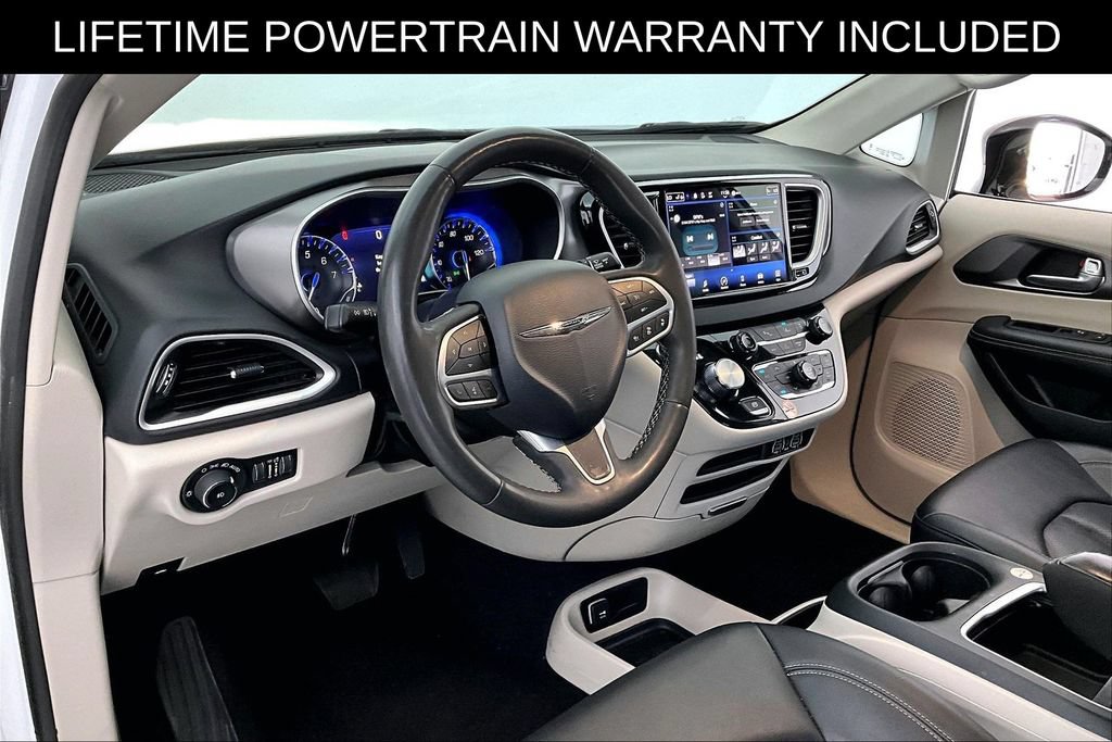 Used 2024 Chrysler Pacifica Touring-L FWD image 16