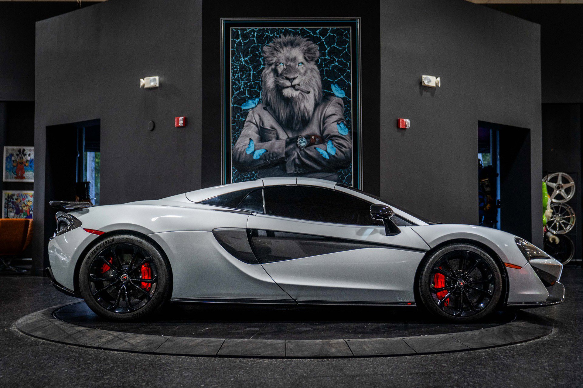 Used 2018 McLaren 570S Spider image 21