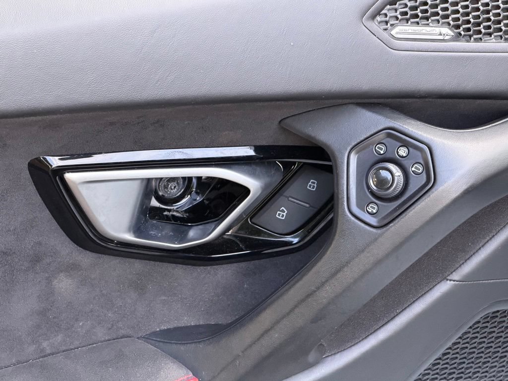Used 2021 Lamborghini Huracan EVO RWD image 28