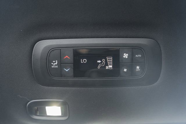 Used 2025 Chrysler Pacifica Limited image 41