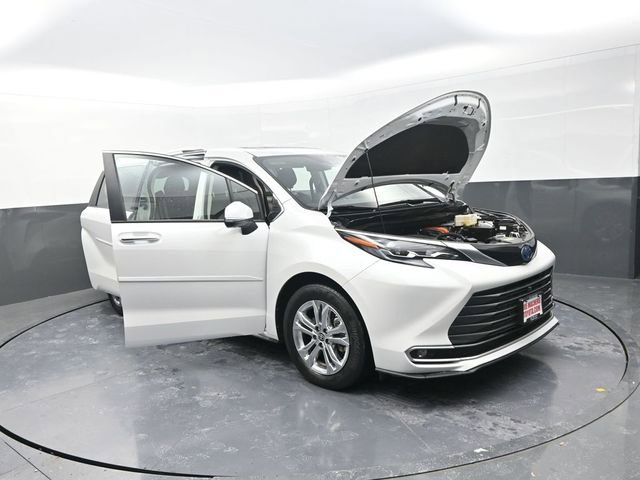 Used 2024 Toyota Sienna Platinum image 33
