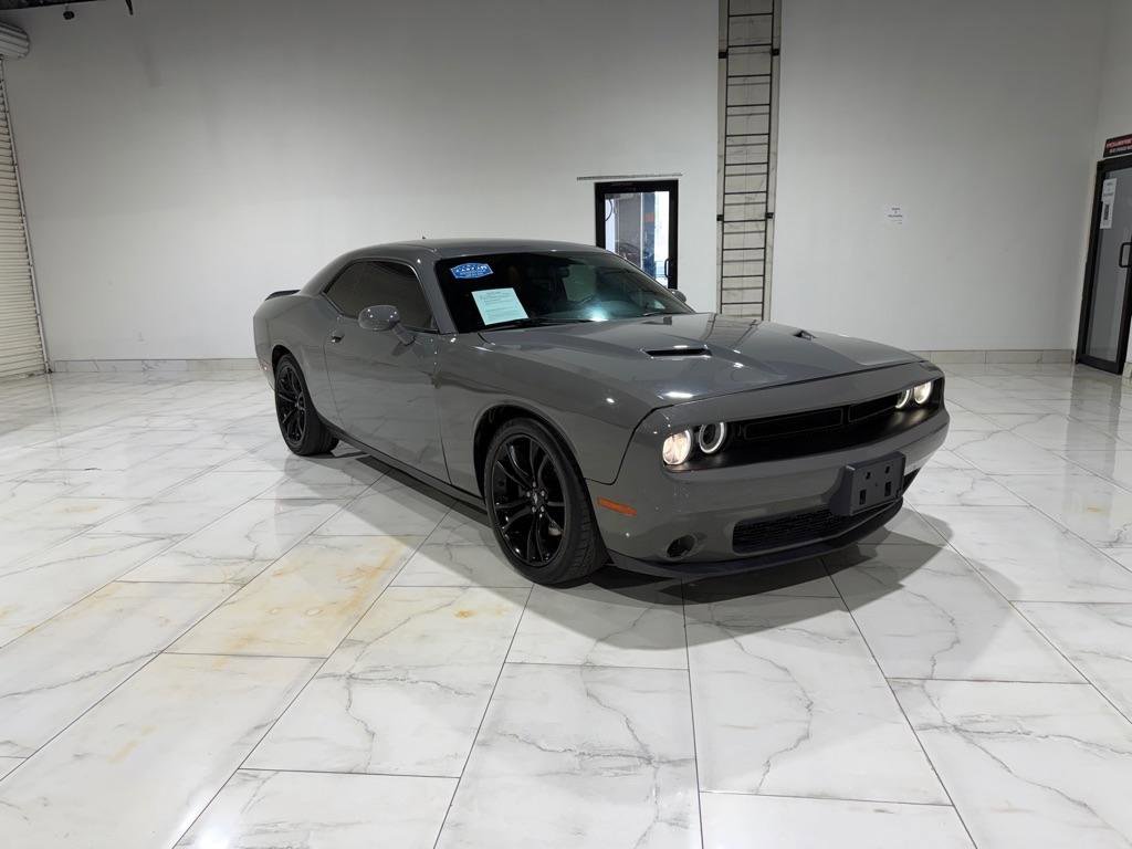 Used 2018 Dodge Challenger SXT w/ Blacktop Package image 3