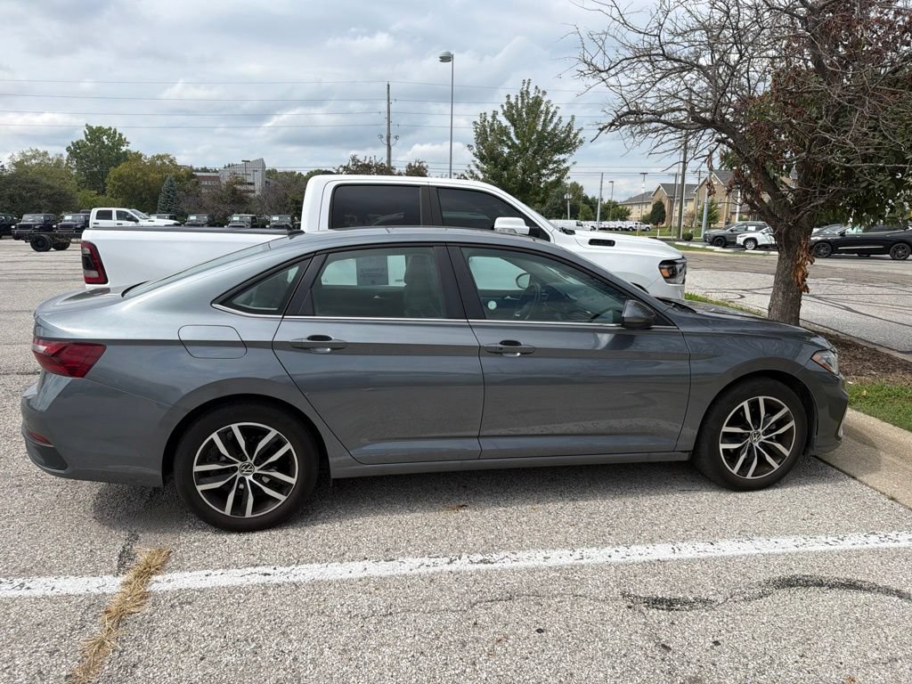 Used 2025 Volkswagen Jetta SE FWD image 6