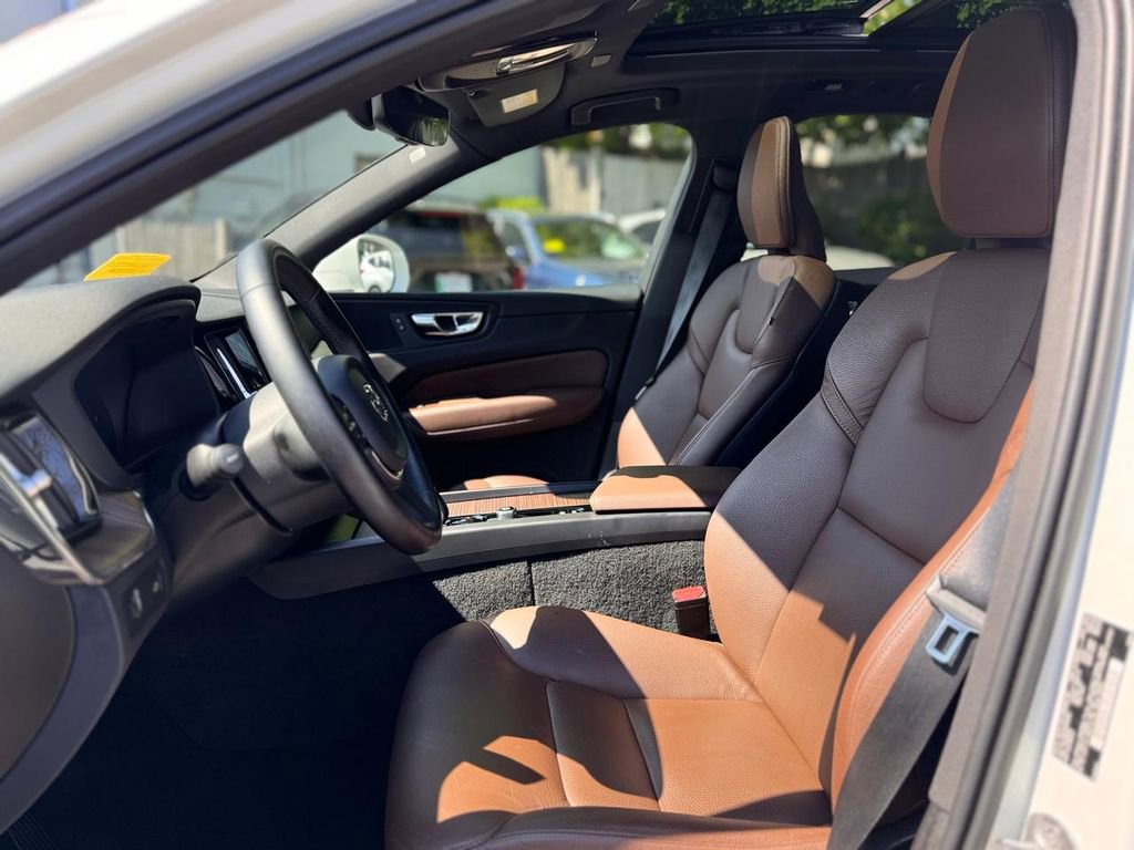 Used 2022 Volvo XC60 B5 Momentum AWD/4WD image 19