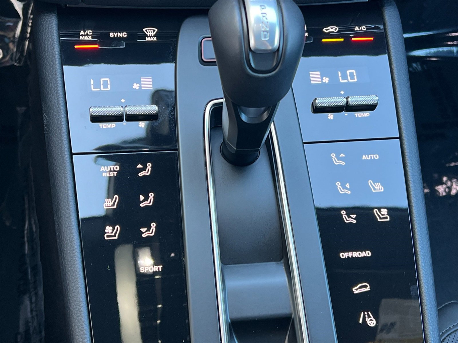 Used 2025 Porsche Macan image 25