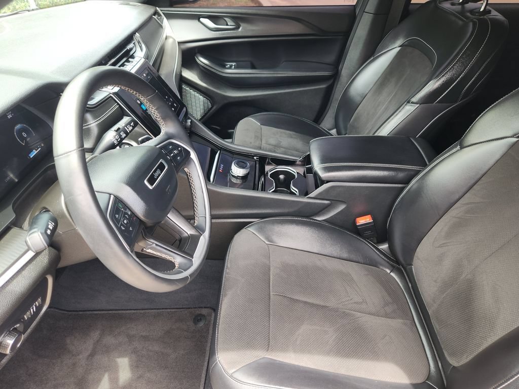 Used 2023 Jeep Grand Cherokee Altitude RWD image 14