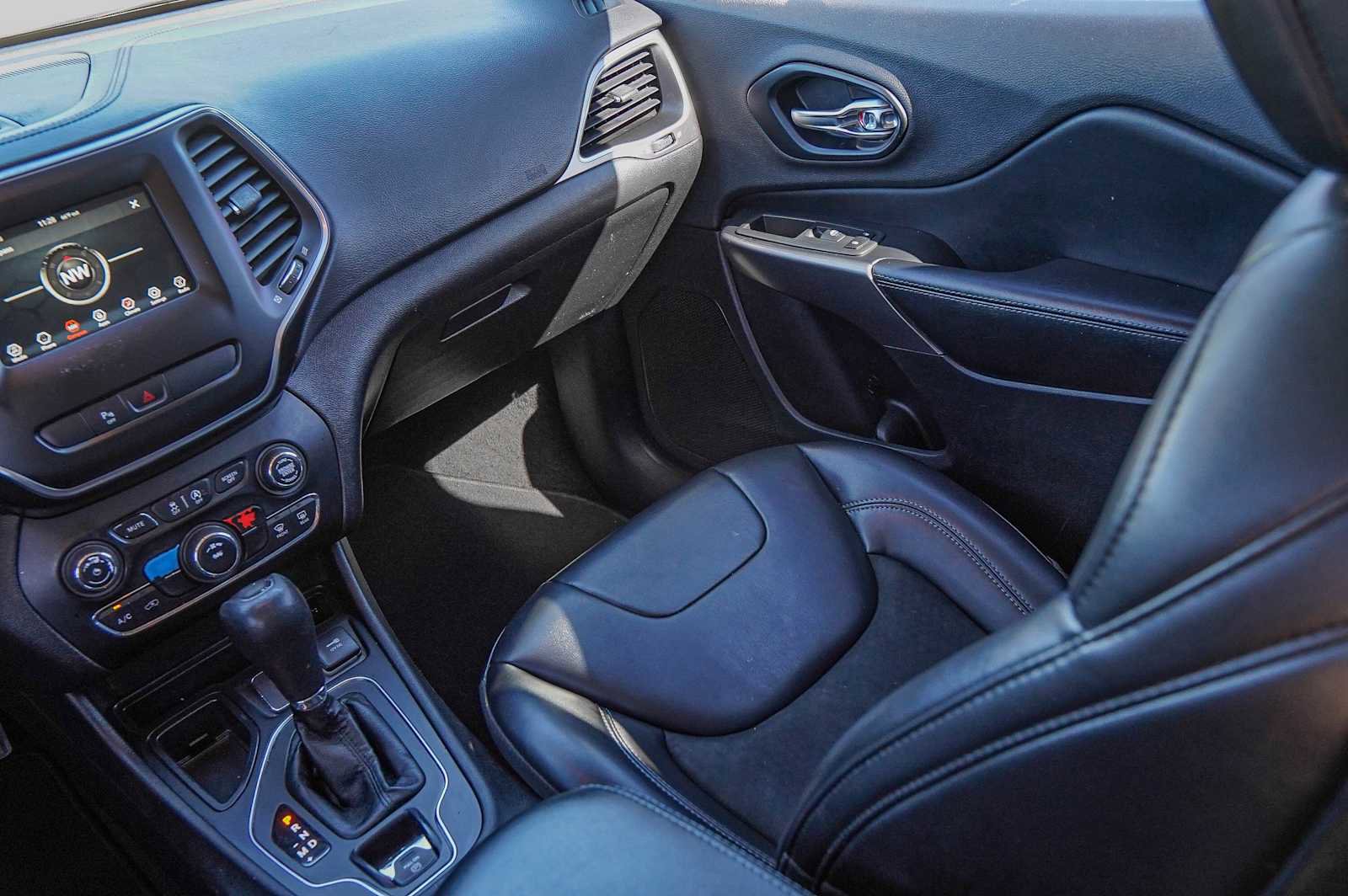 Used 2019 Jeep Cherokee Latitude Plus image 23