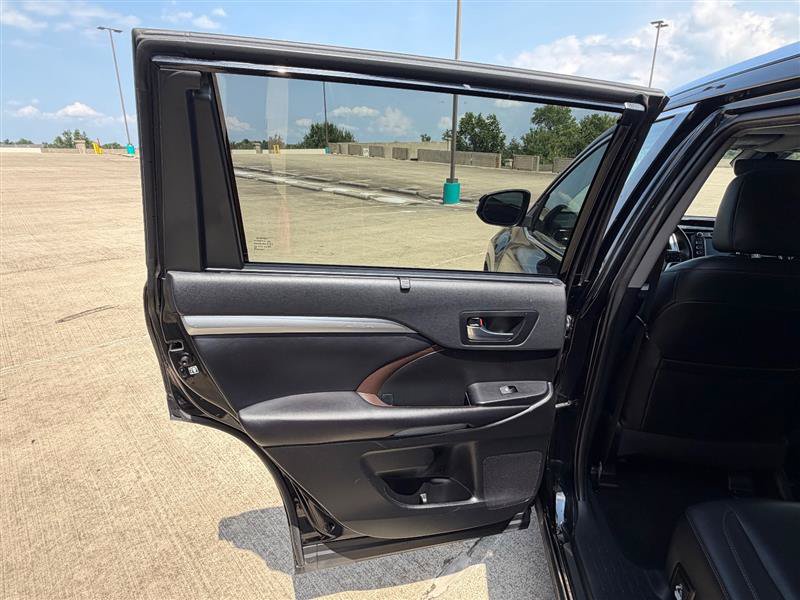 Used 2019 Toyota Highlander XLE AWD/4WD image 32