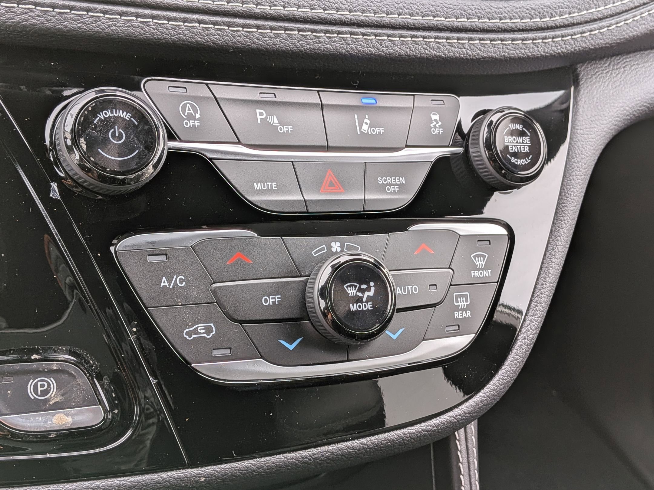 New 2026 Chrysler Pacifica Limited w/ Uconnect Theater Family Group image 19