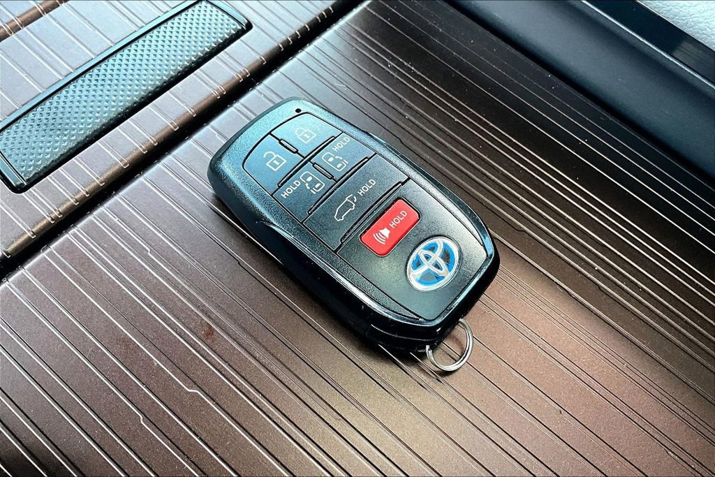 Used 2023 Toyota Sienna XLE FWD image 36