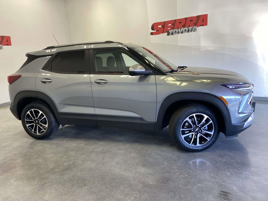 Used 2025 Chevrolet TrailBlazer LT image 2