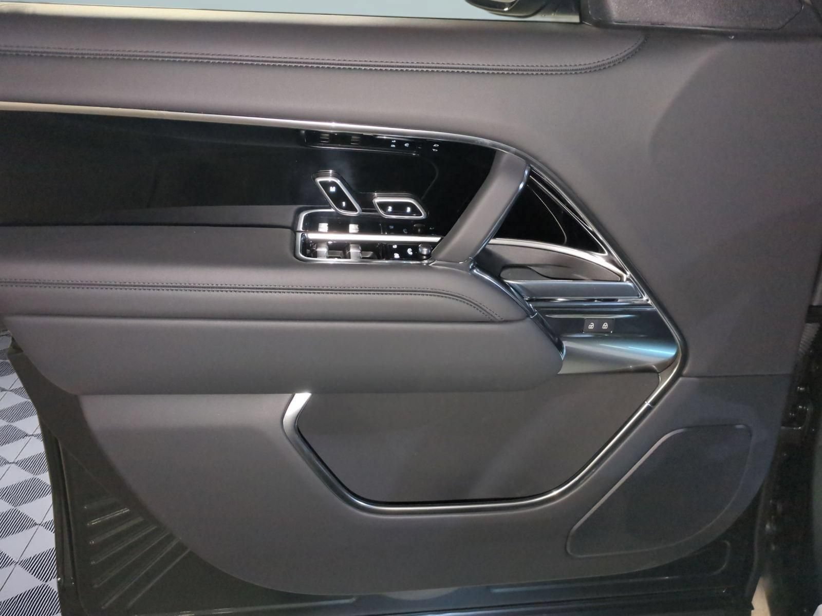 New 2026 Land Rover Range Rover Long Wheelbase SE AWD/4WD image 11