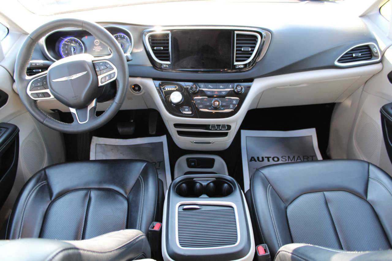 Used 2023 Chrysler Pacifica Touring-L image 40