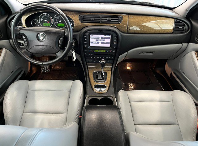 Used 2005 Jaguar S-TYPE R image 17