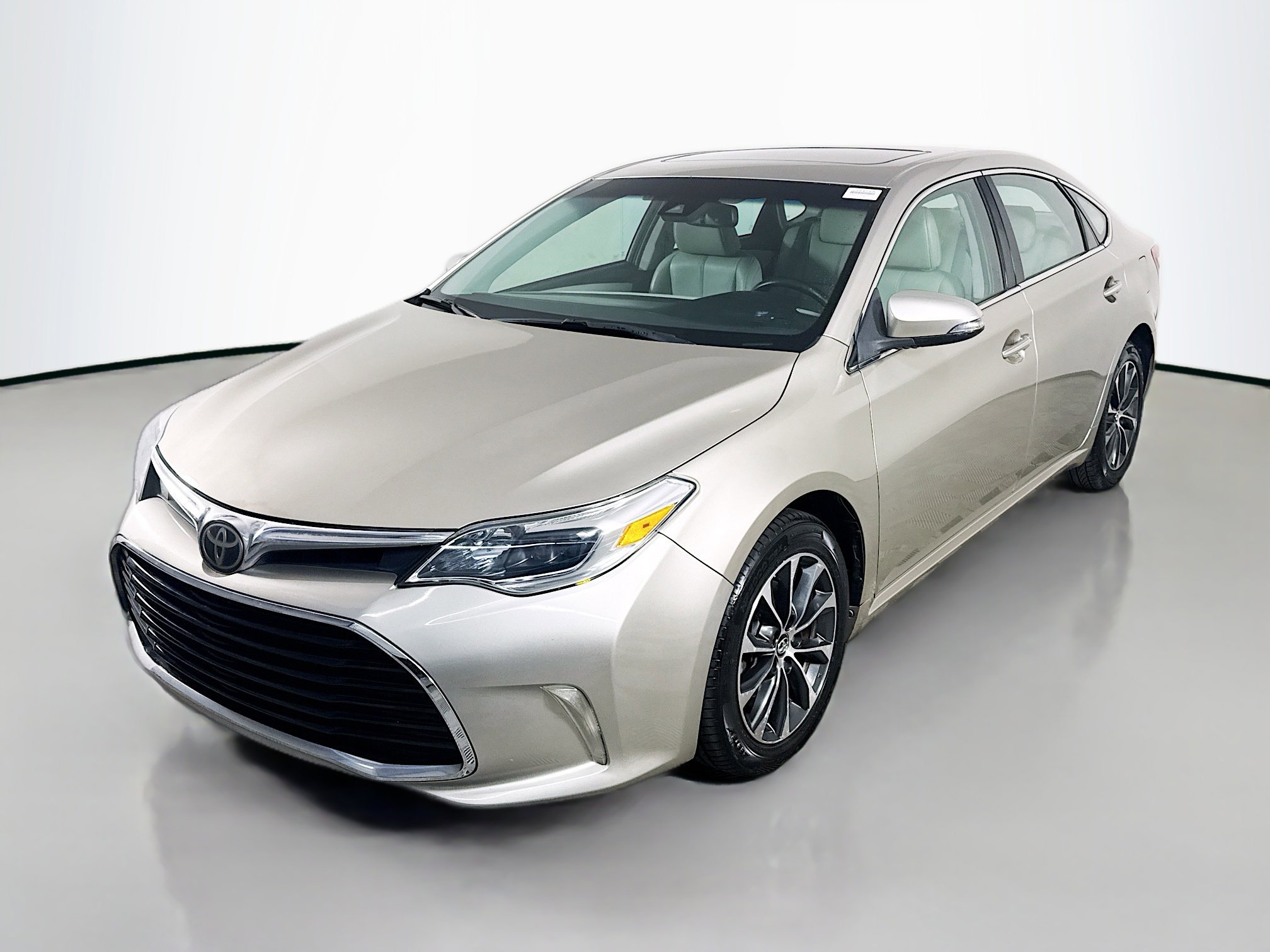 Used 2017 Toyota Avalon XLE image 4