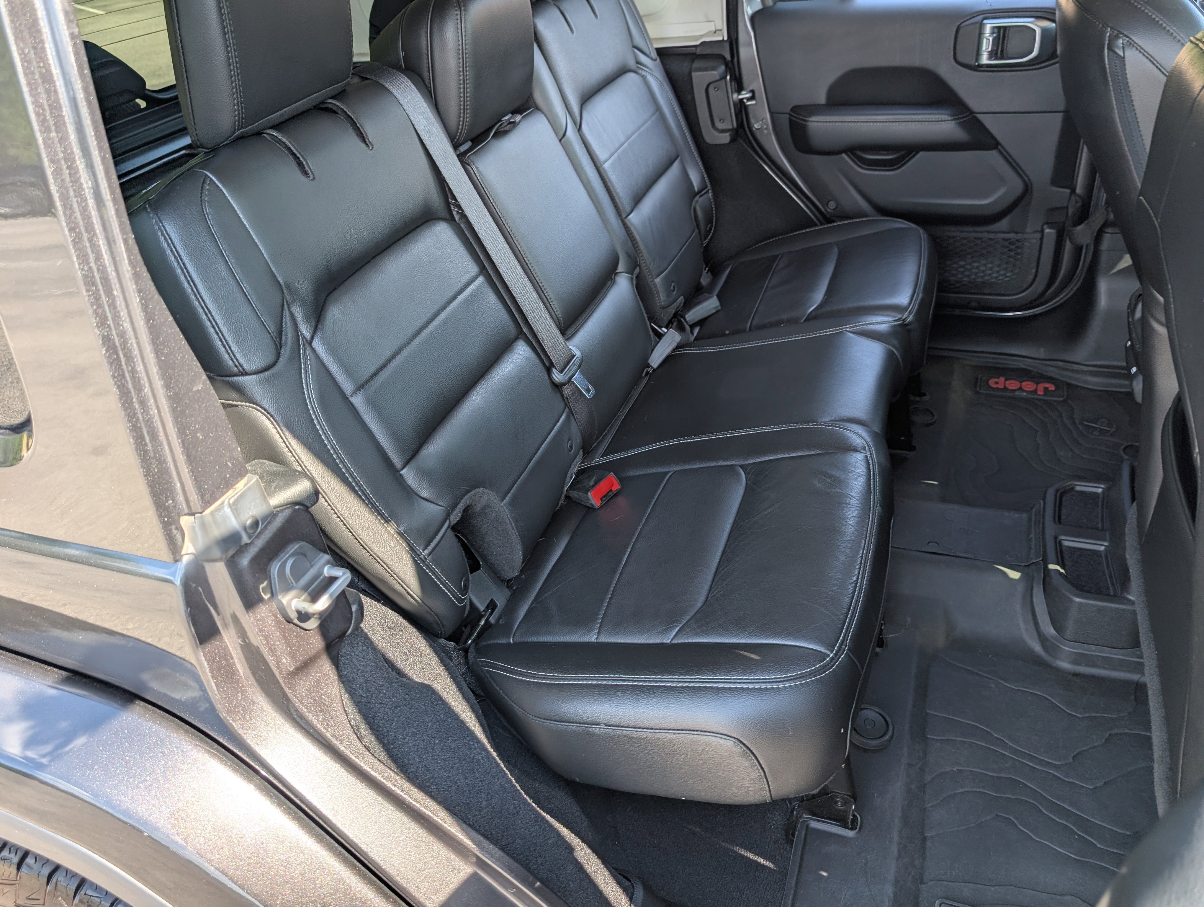 Used 2018 Jeep Wrangler Unlimited Sahara AWD/4WD image 19