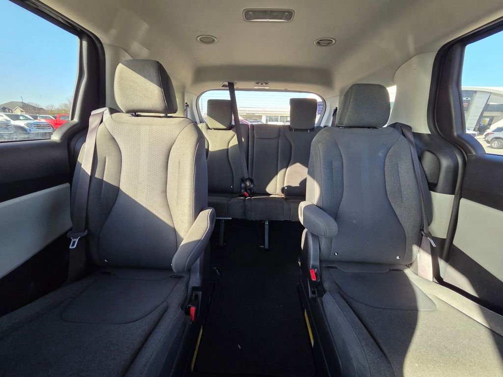 Used 2022 Kia Carnival LX image 30