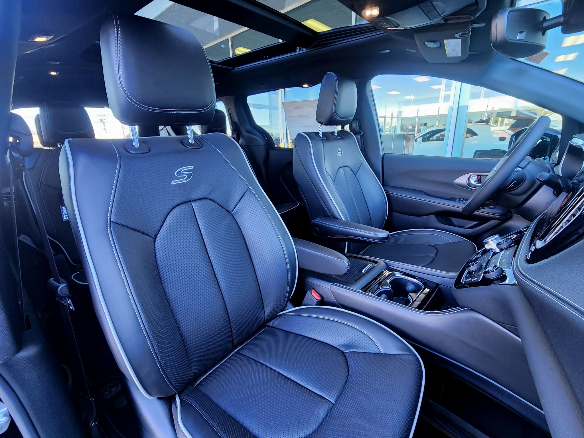 New 2027 Chrysler Pacifica Limited FWD image 36