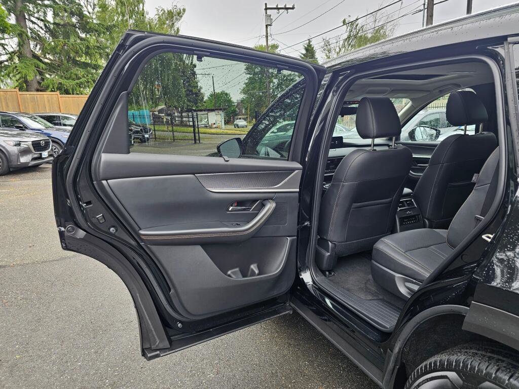 Certified 2024 MAZDA CX-90 Plug-In Hybrid w/ Preferred AWD/4WD image 17