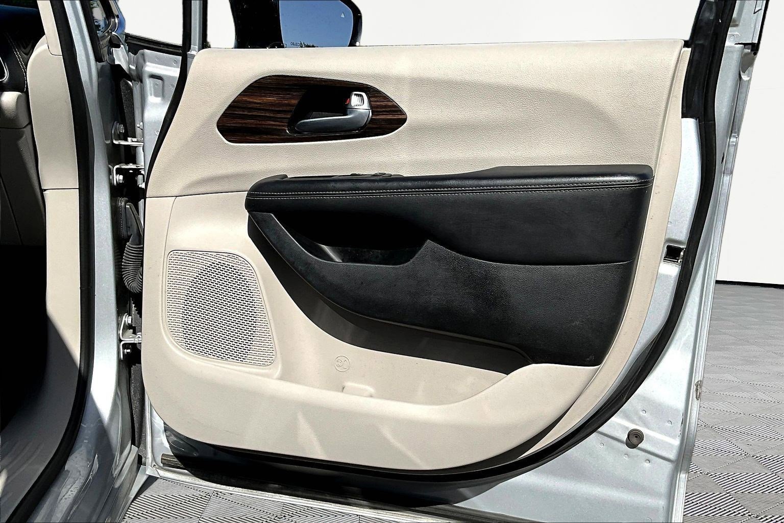 Used 2024 Chrysler Pacifica Limited FWD image 26
