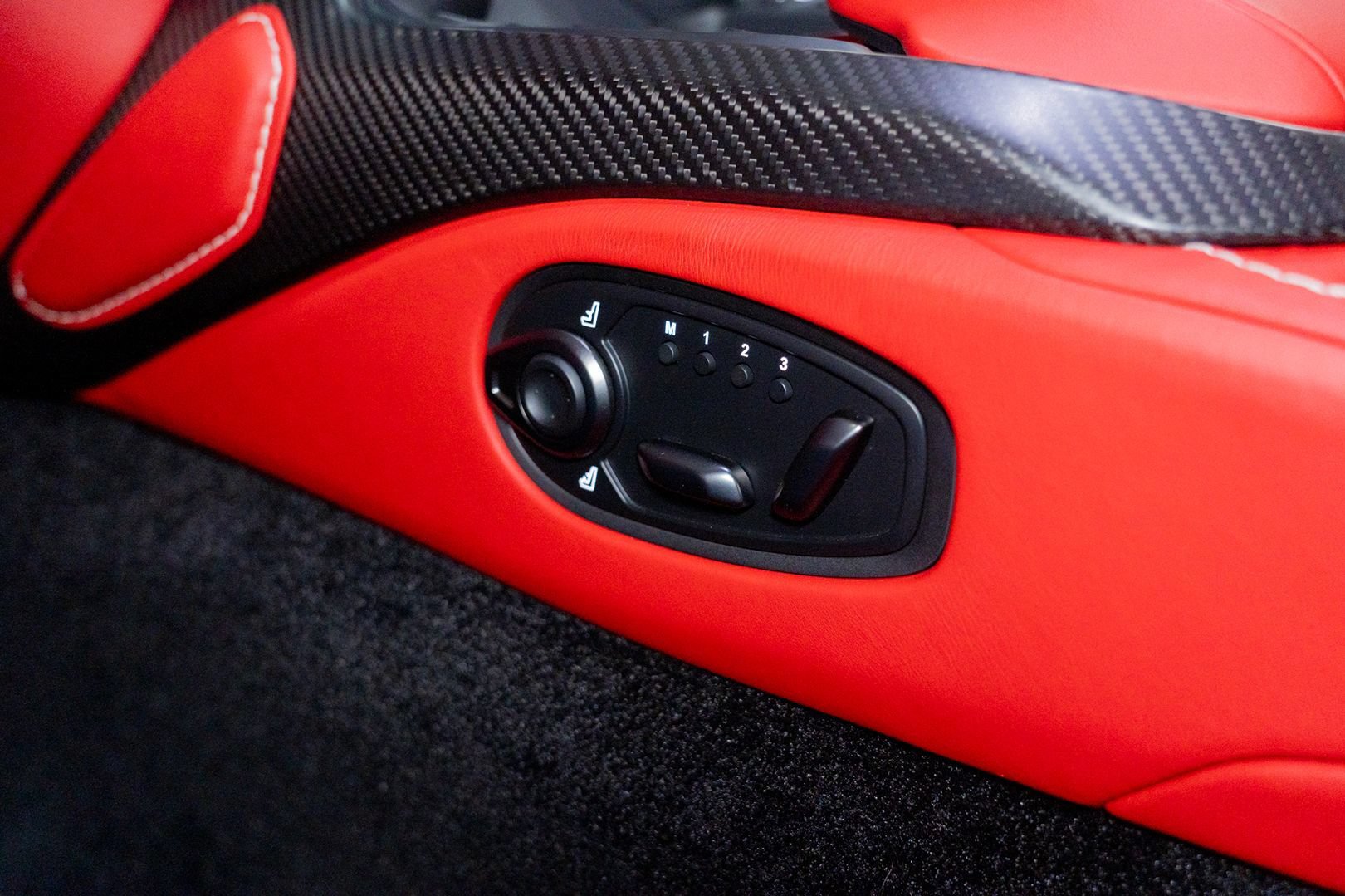 Used 2019 Aston Martin V8 Vantage Coupe RWD image 37