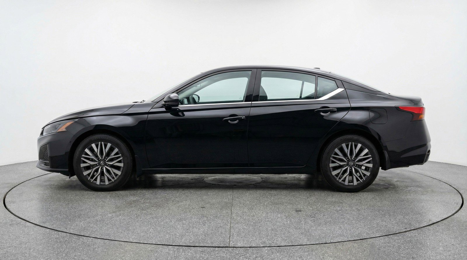 Used 2025 Nissan Altima 2.5 SV FWD image 5