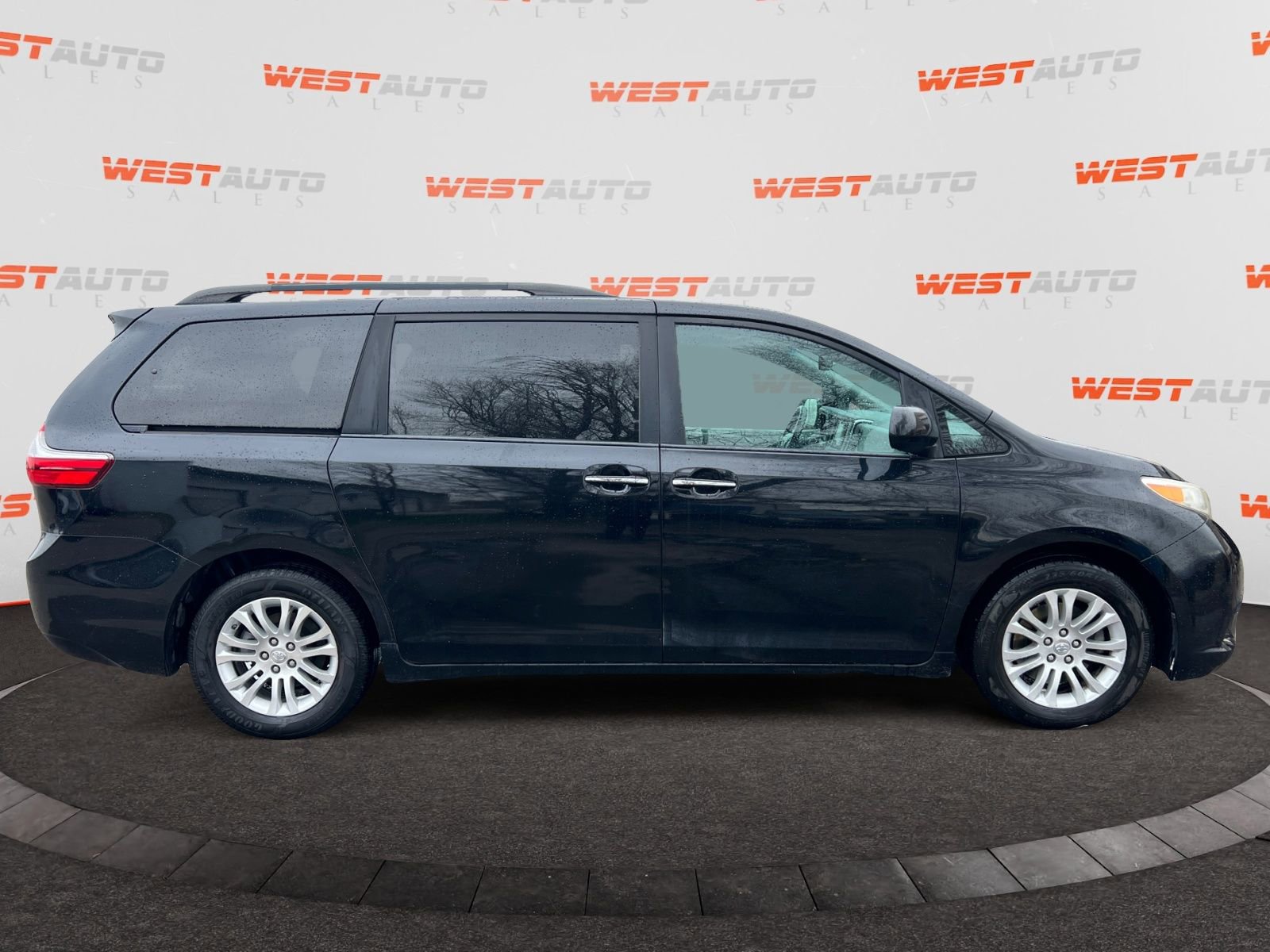 Used 2017 Toyota Sienna XLE image 6