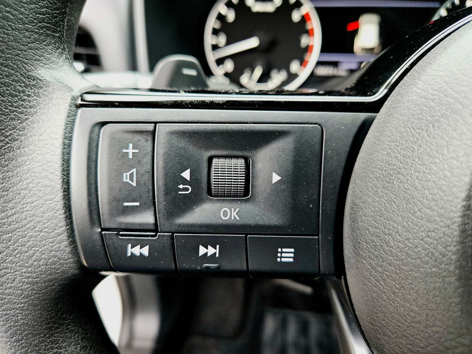 Used 2022 Nissan Rogue SV FWD image 11