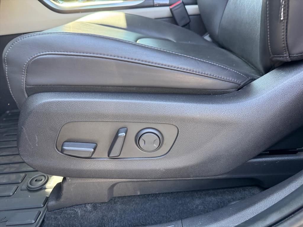 Used 2024 Kia Carnival EX image 16