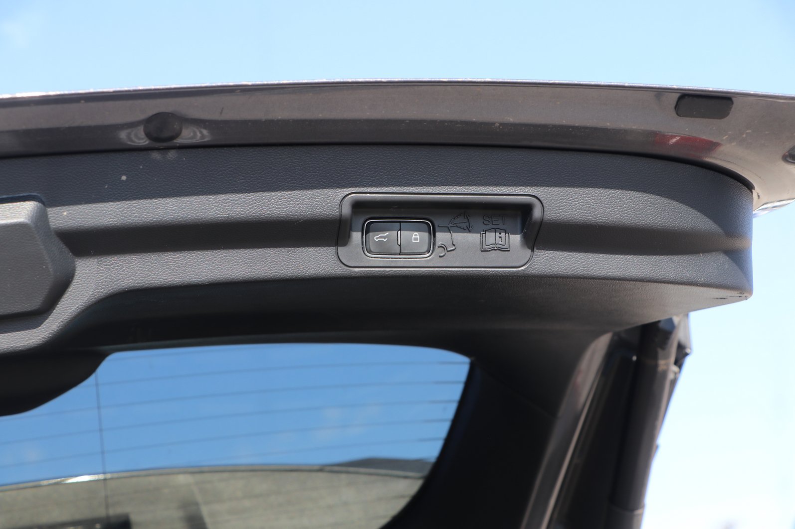Used 2022 Ford Explorer ST AWD/4WD image 32