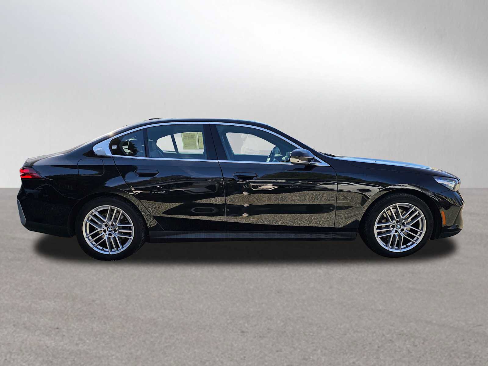 Used 2025 BMW 530i xDrive AWD/4WD image 2