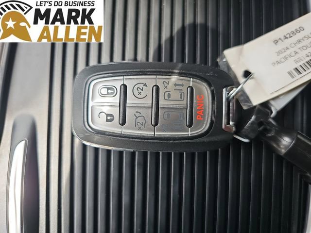 Used 2024 Chrysler Pacifica Touring-L FWD image 35