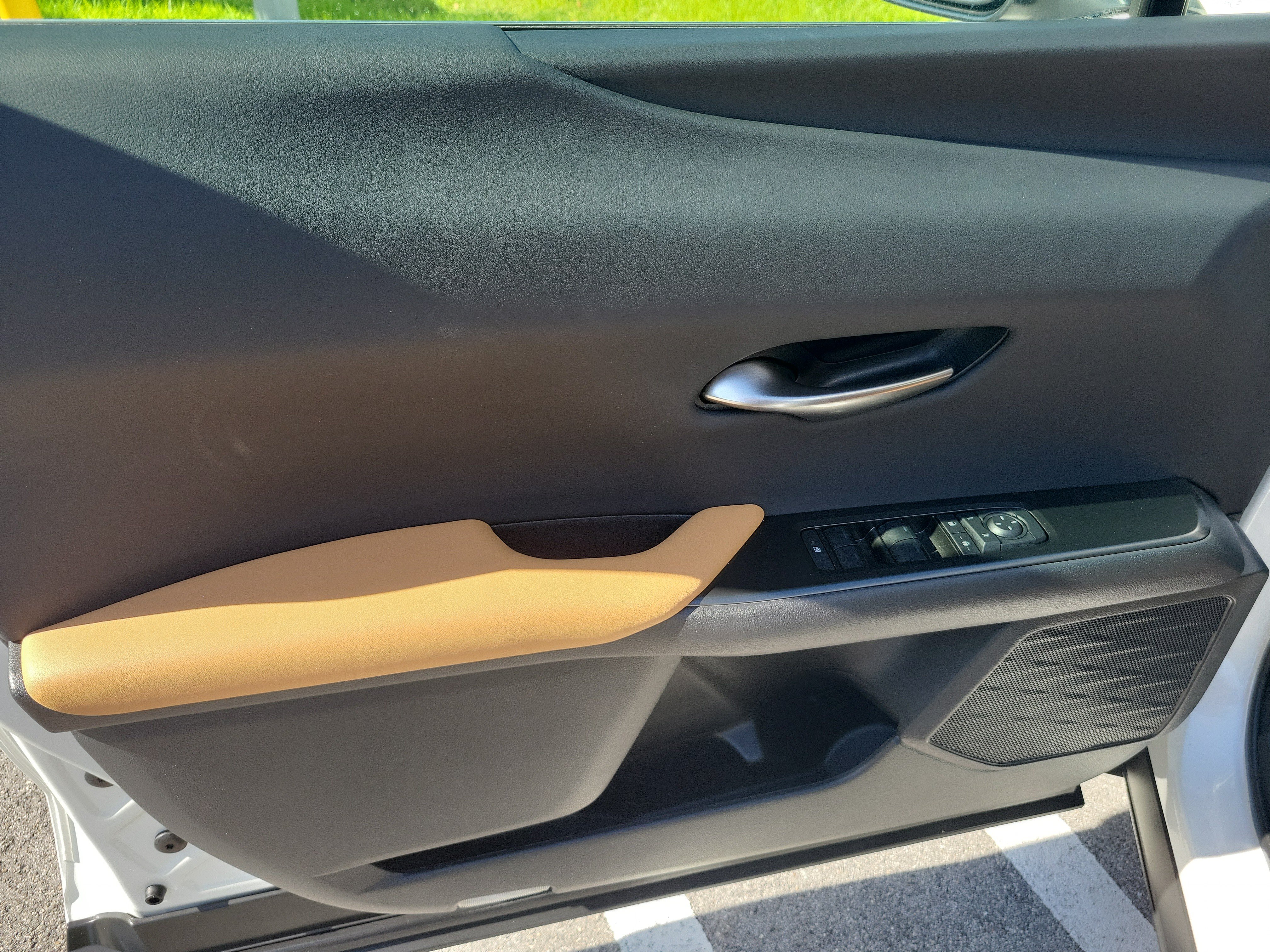 Used 2025 Lexus UX 300h FWD w/ Accessory Package (Z1) image 19