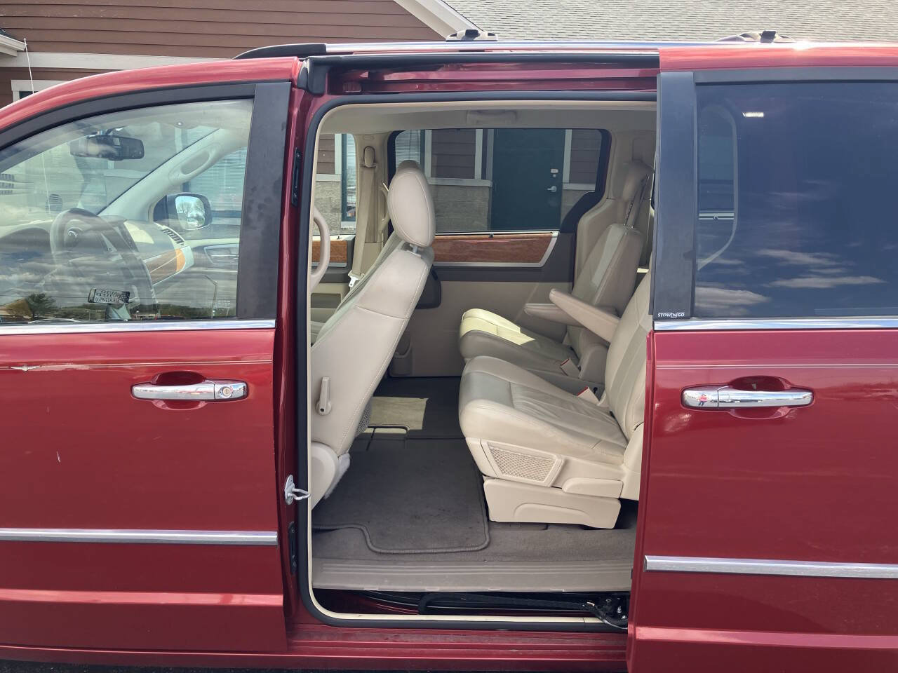 Used 2009 Chrysler Town & Country Limited w/ Entertainment Group #3 FWD image 18