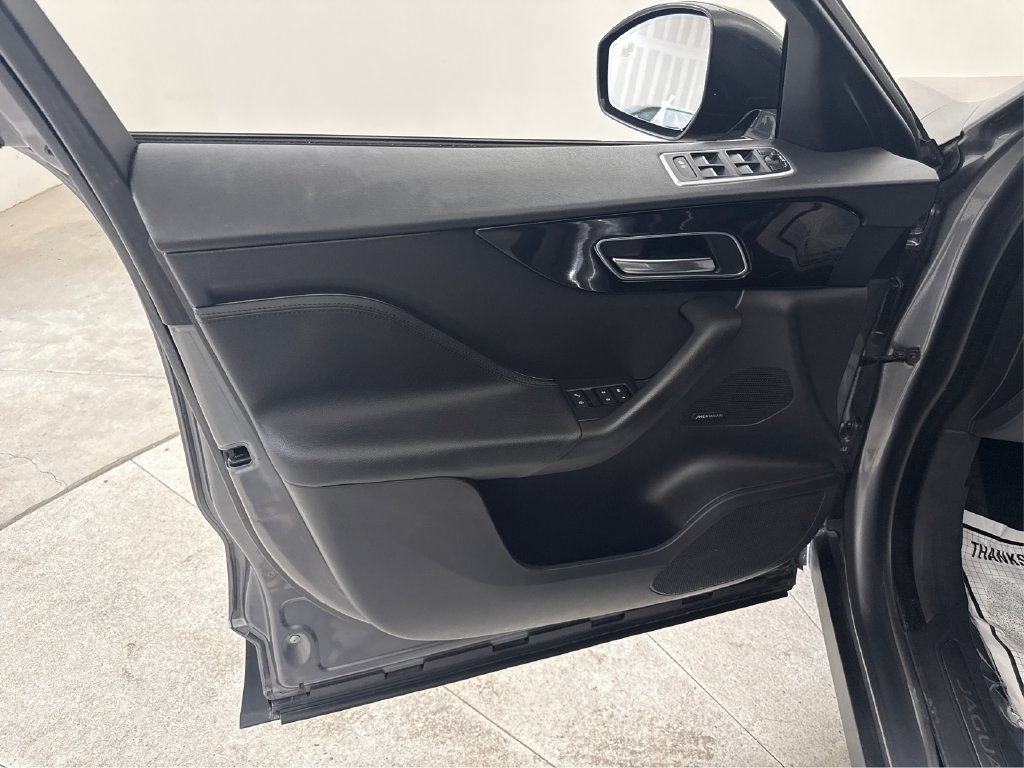 Used 2018 Jaguar F-PACE Premium AWD/4WD image 32